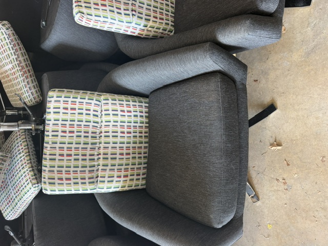 Swivel lounge chair